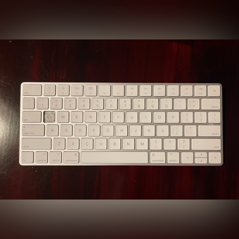 Apple Slim White Key Board FOR PARTS ONLY